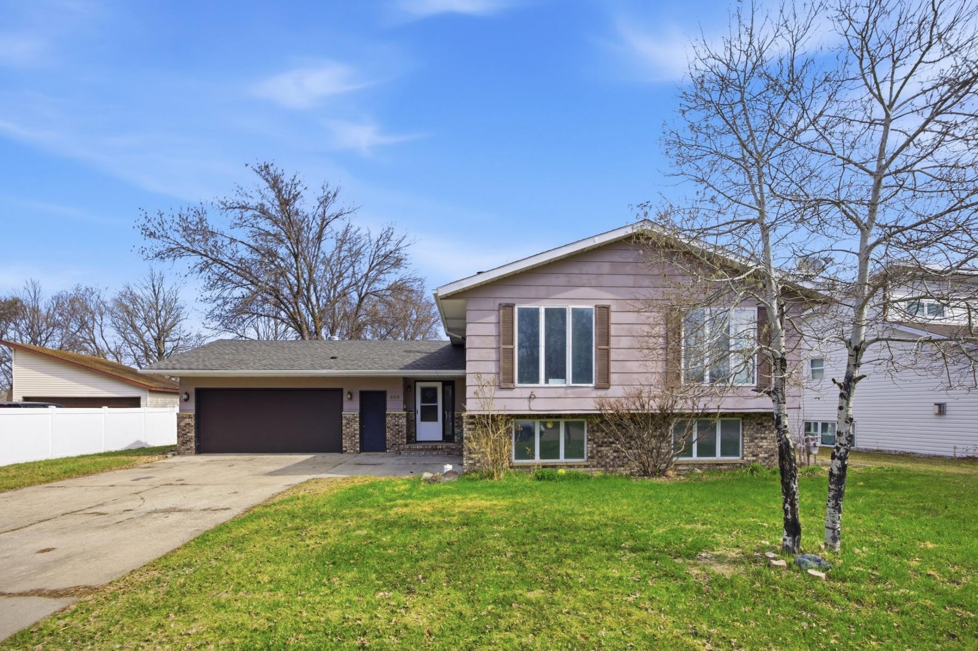 609 Lily Lane  primary photo