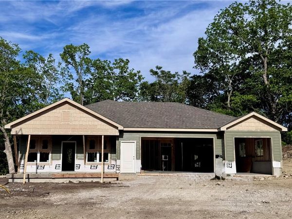8479 Eagle Creek Drive, De Soto, KS 66018