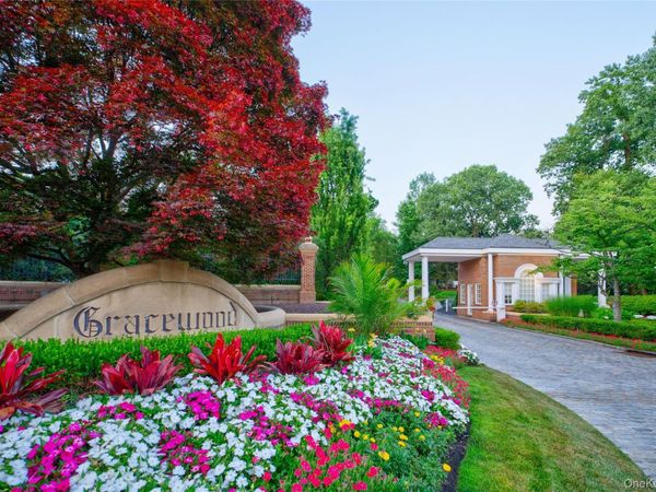 41 Evergreen Circle, Manhasset, NY 11030