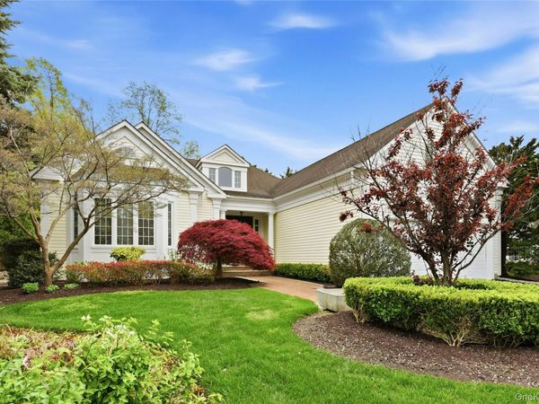 41 Evergreen Circle, Manhasset, NY 11030