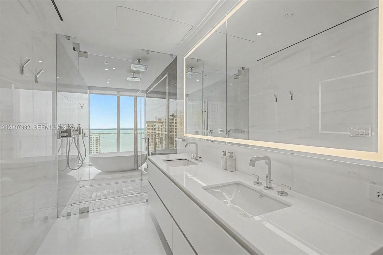 300 Biscayne Blvd Way, Unit 3203, Miami, FL 33131 Photo