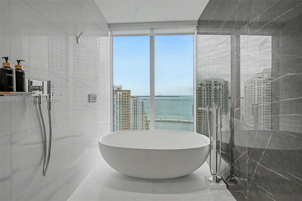 300 Biscayne Blvd Way, Unit 3203, Miami, FL 33131 Photo