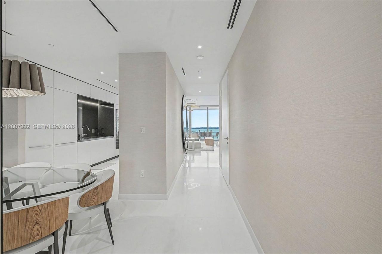 300 Biscayne Blvd Way, Unit 3203, Miami, FL 33131 Photo