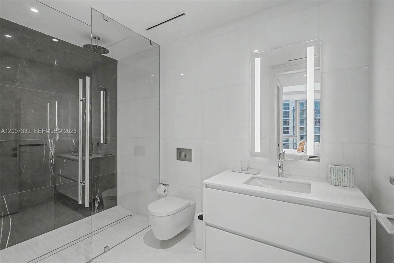 300 Biscayne Blvd Way, Unit 3203, Miami, FL 33131 Photo