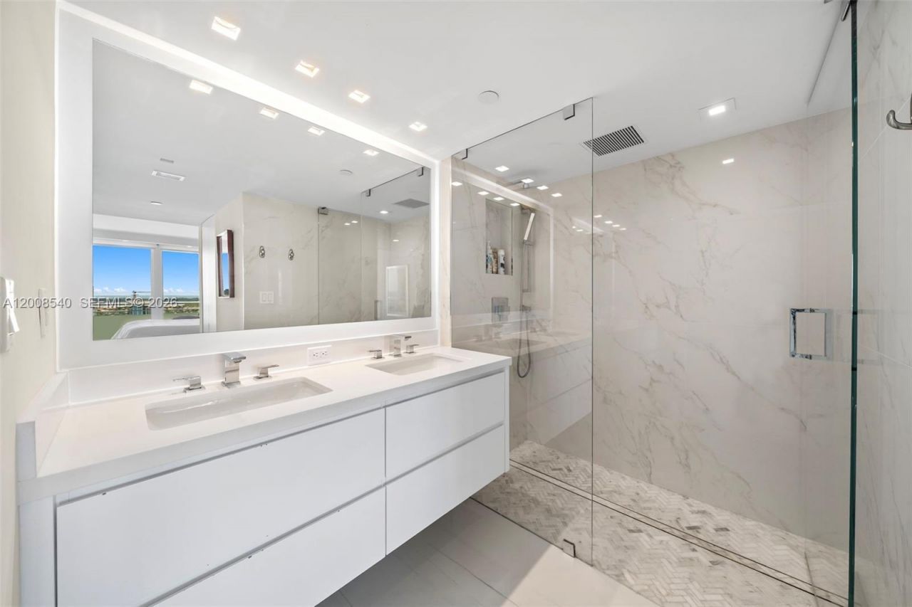 400 S Pointe Dr, Unit 2101, Miami Beach, FL 33139 Photo
