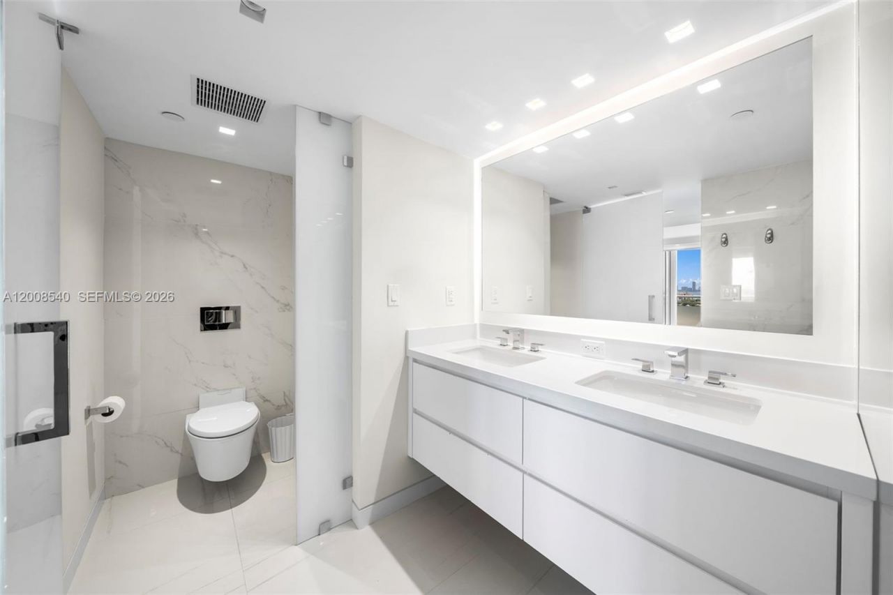 400 S Pointe Dr, Unit 2101, Miami Beach, FL 33139 Photo