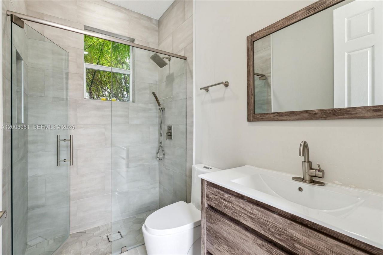 1371 Victoria Isle Dr , Weston, FL 33327 Photo