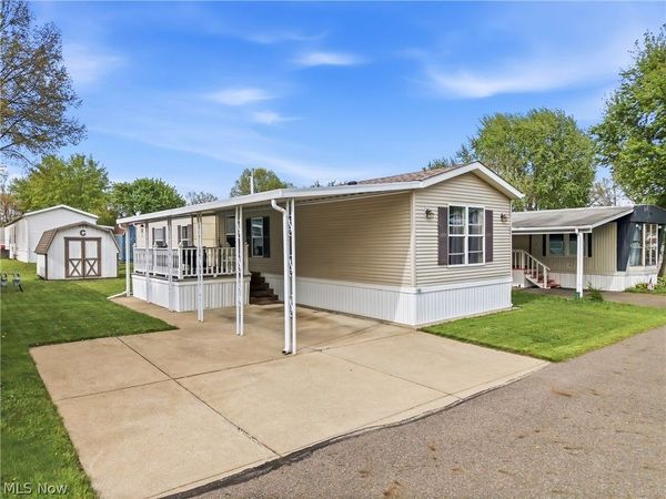 18 Oakwood Drive , Beloit, OH 44609