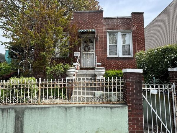 819 E 221st Street , Bronx, NY 10467