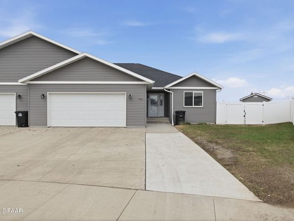 990 THAMES Court , Grand Forks, ND 58203
