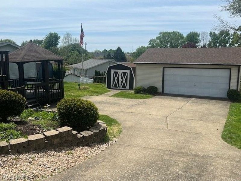 1124 Valley Drive NW, North Canton, OH 44720 Photo 2