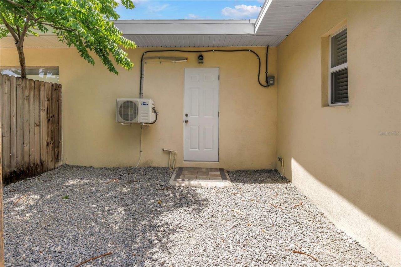 110 NE Monroe Circle N, Unit 1, Saint Petersburg, FL 33702 Photo