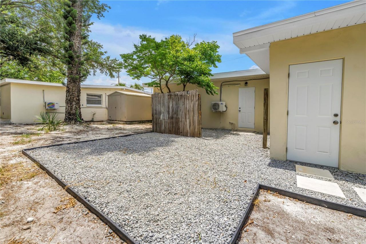 110 NE Monroe Circle N, Unit 1, Saint Petersburg, FL 33702 Photo