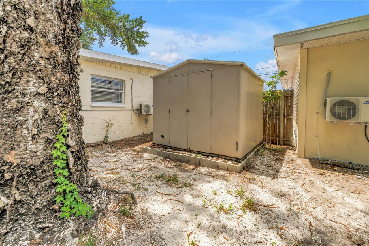 110 NE Monroe Circle N, Unit 1, Saint Petersburg, FL 33702 Photo