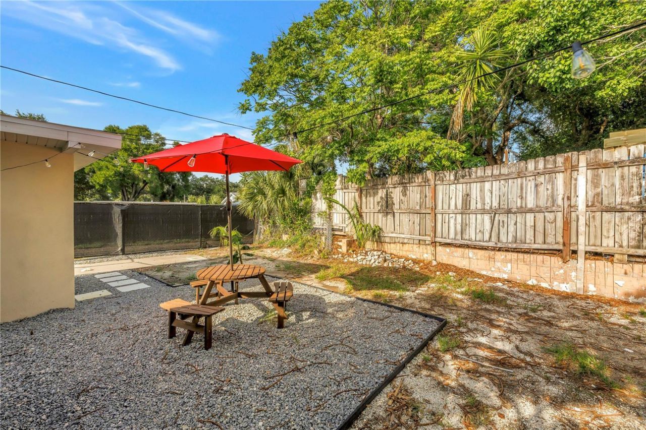 110 NE Monroe Circle N, Unit 1, Saint Petersburg, FL 33702 Photo