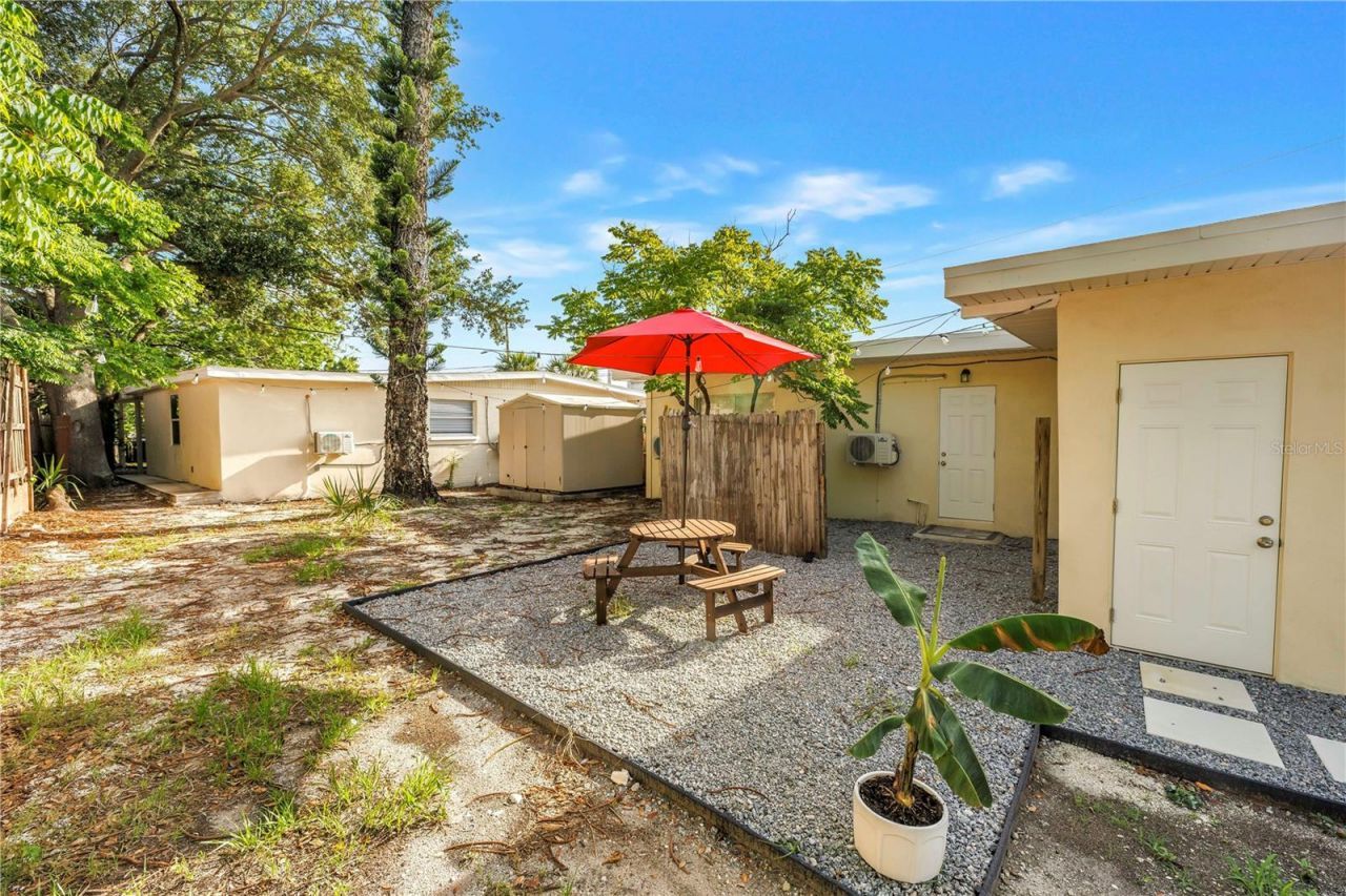 110 NE Monroe Circle N, Unit 1, Saint Petersburg, FL 33702 Photo