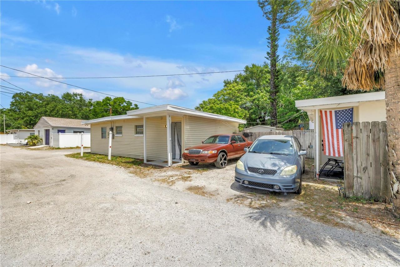 110 NE Monroe Circle N, Unit 1, Saint Petersburg, FL 33702 Photo