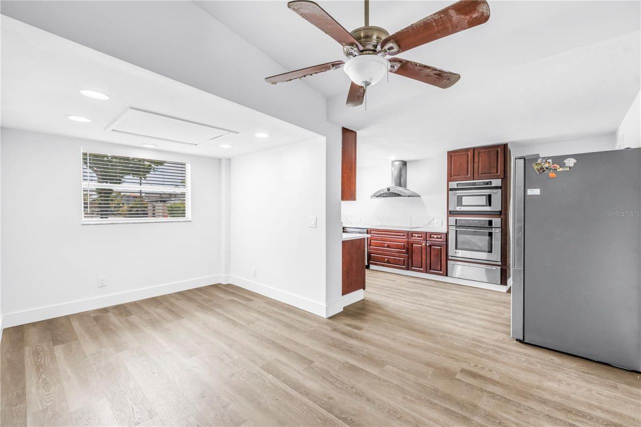 110 NE Monroe Circle N, Unit 1, Saint Petersburg, FL 33702 Photo