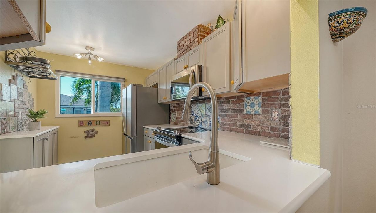 6921 Holmes Boulevard, Holmes Beach, FL 34217 Photo