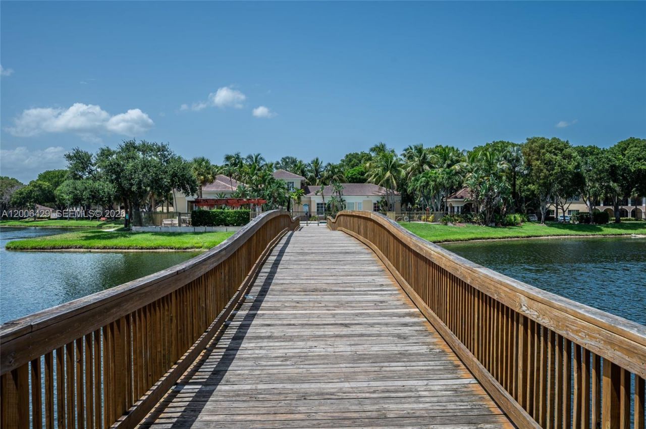 2451 Centergate Dr, Unit 303, Miramar, FL 33025 Photo