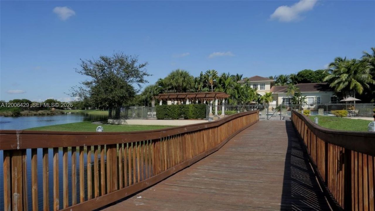 2451 Centergate Dr , Unit 303, Miramar, FL 33025 Photo