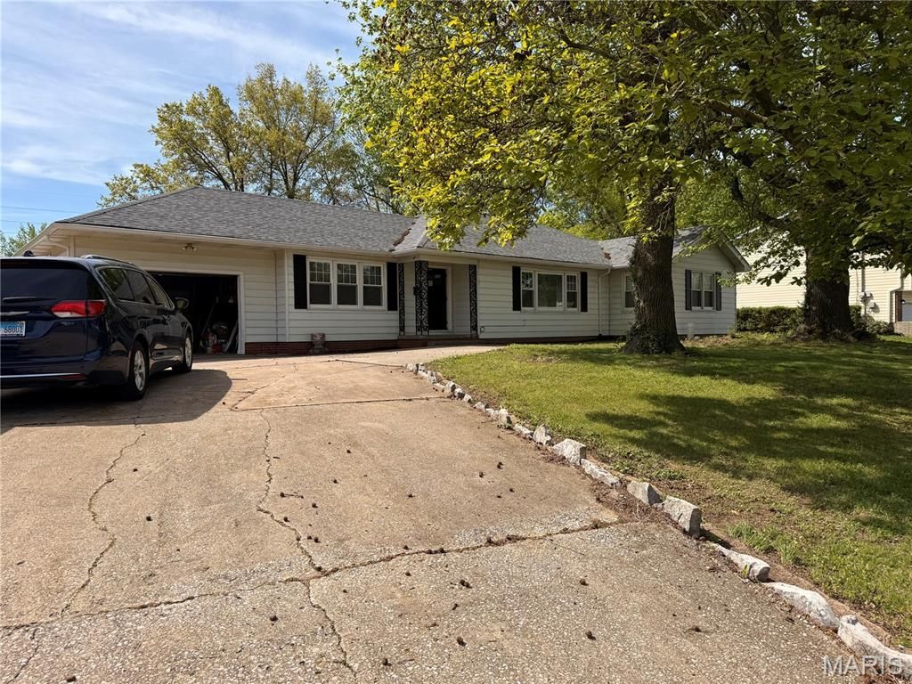 737 2nd Street, Bethalto, IL 62010 Main Photo