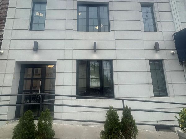 135-31 Kew Gardens Road , Kew Garden Hills, NY 11418