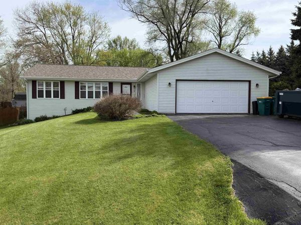 988 THICKETT Trail, ROSCOE, IL 61073