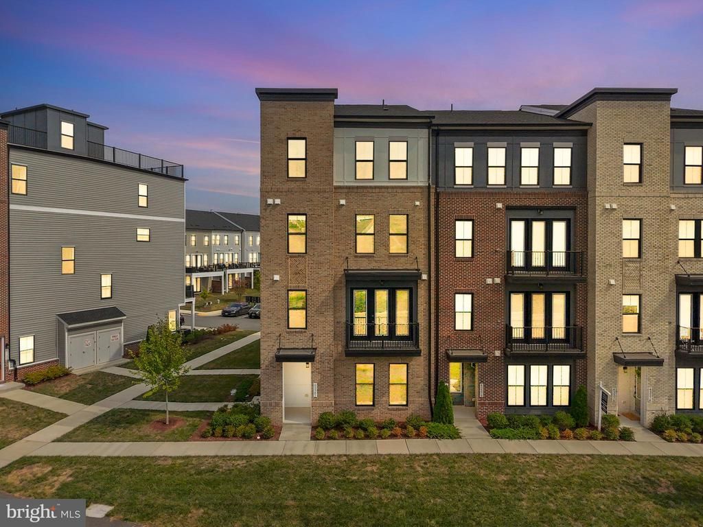 43382 Farringdon Square , Broadlands, VA 20148 Main Photo