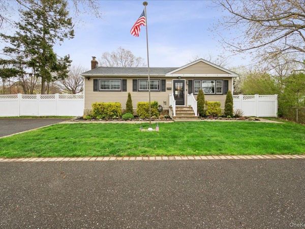 347 Lakeland Avenue , Sayville, NY 11782
