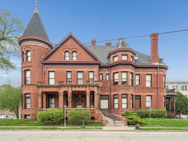 504 Bluff Street, Dubuque, IA 52001