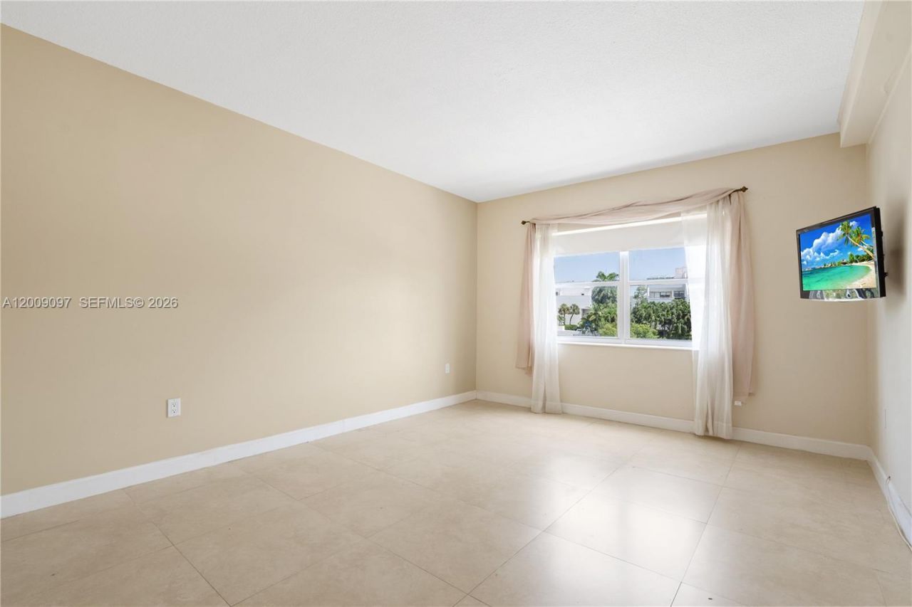 400 Kings Point Dr, Unit 229, Sunny Isles Beach, FL 33160 Photo