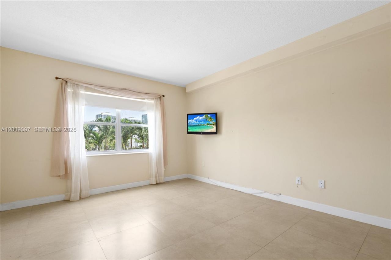 400 Kings Point Dr, Unit 229, Sunny Isles Beach, FL 33160 Photo