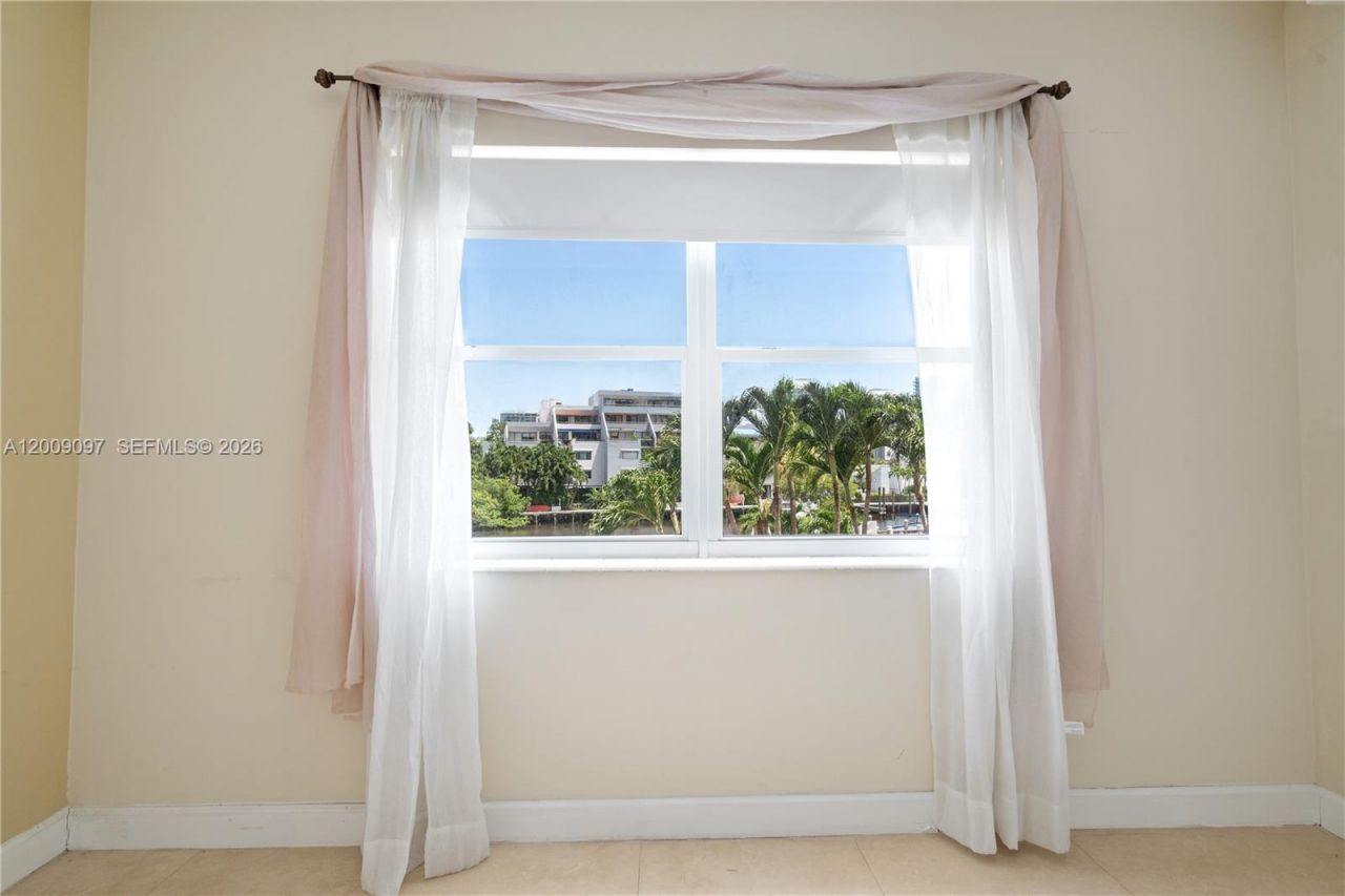 400 Kings Point Dr, Unit 229, Sunny Isles Beach, FL 33160 Photo