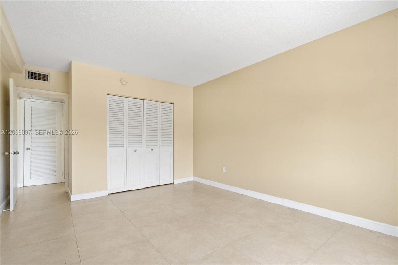 400 Kings Point Dr, Unit 229, Sunny Isles Beach, FL 33160 Photo