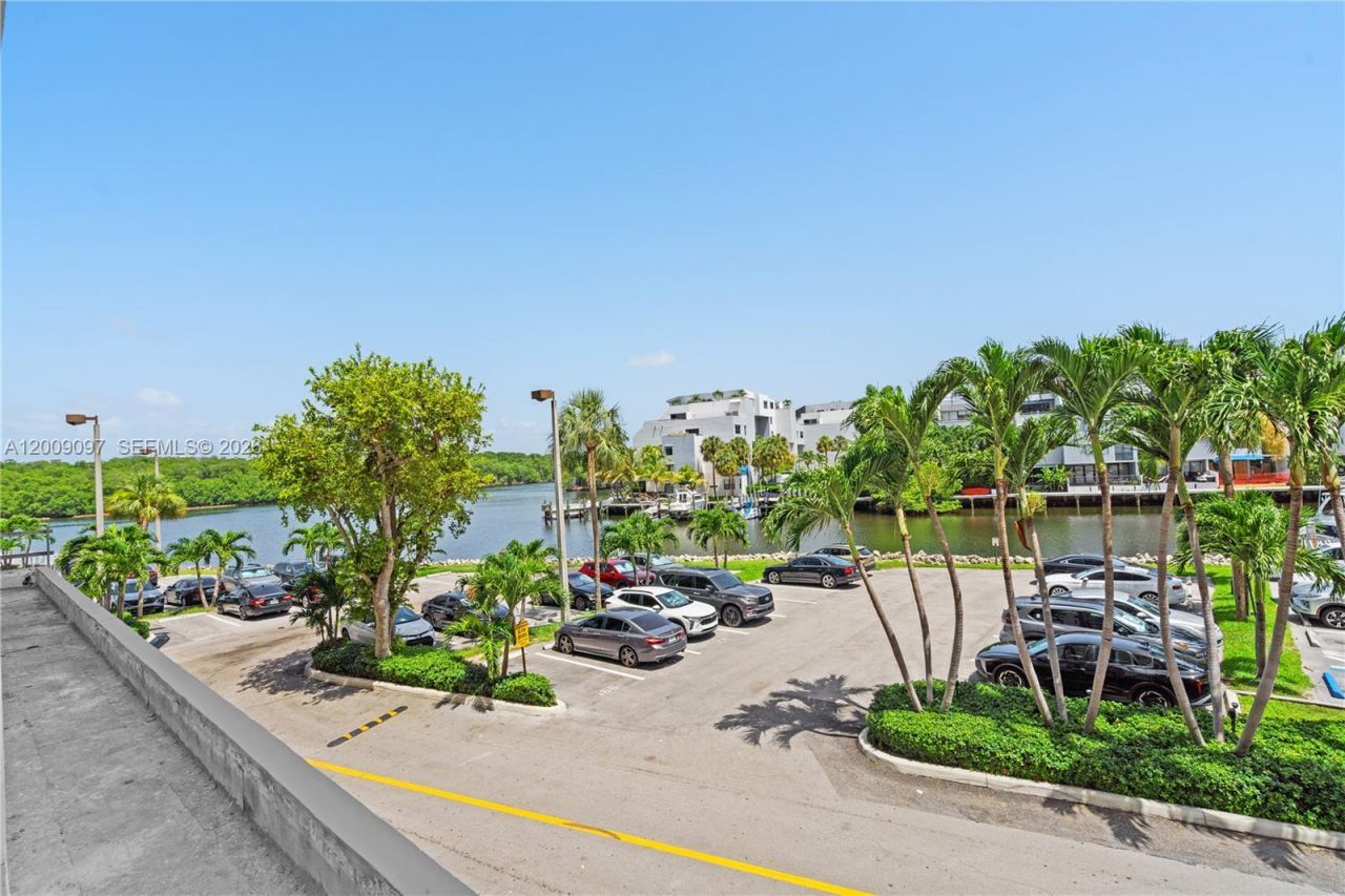 400 Kings Point Dr, Unit 229, Sunny Isles Beach, FL 33160 Photo