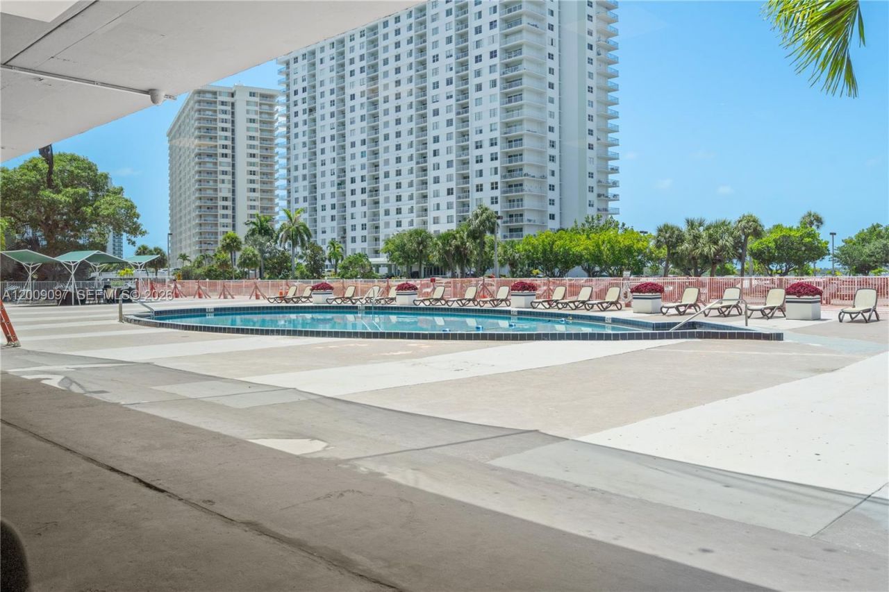 400 Kings Point Dr, Unit 229, Sunny Isles Beach, FL 33160 Photo