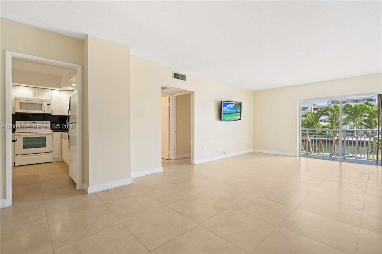 400 Kings Point Dr, Unit 229, Sunny Isles Beach, FL 33160 Photo