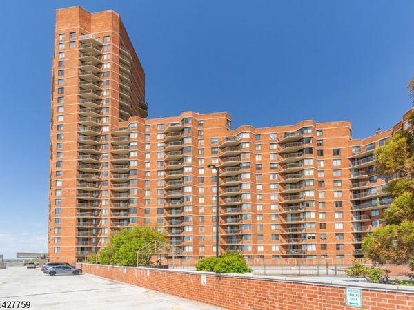 831 Harmon Cove Tower, Secaucus, NJ 07094