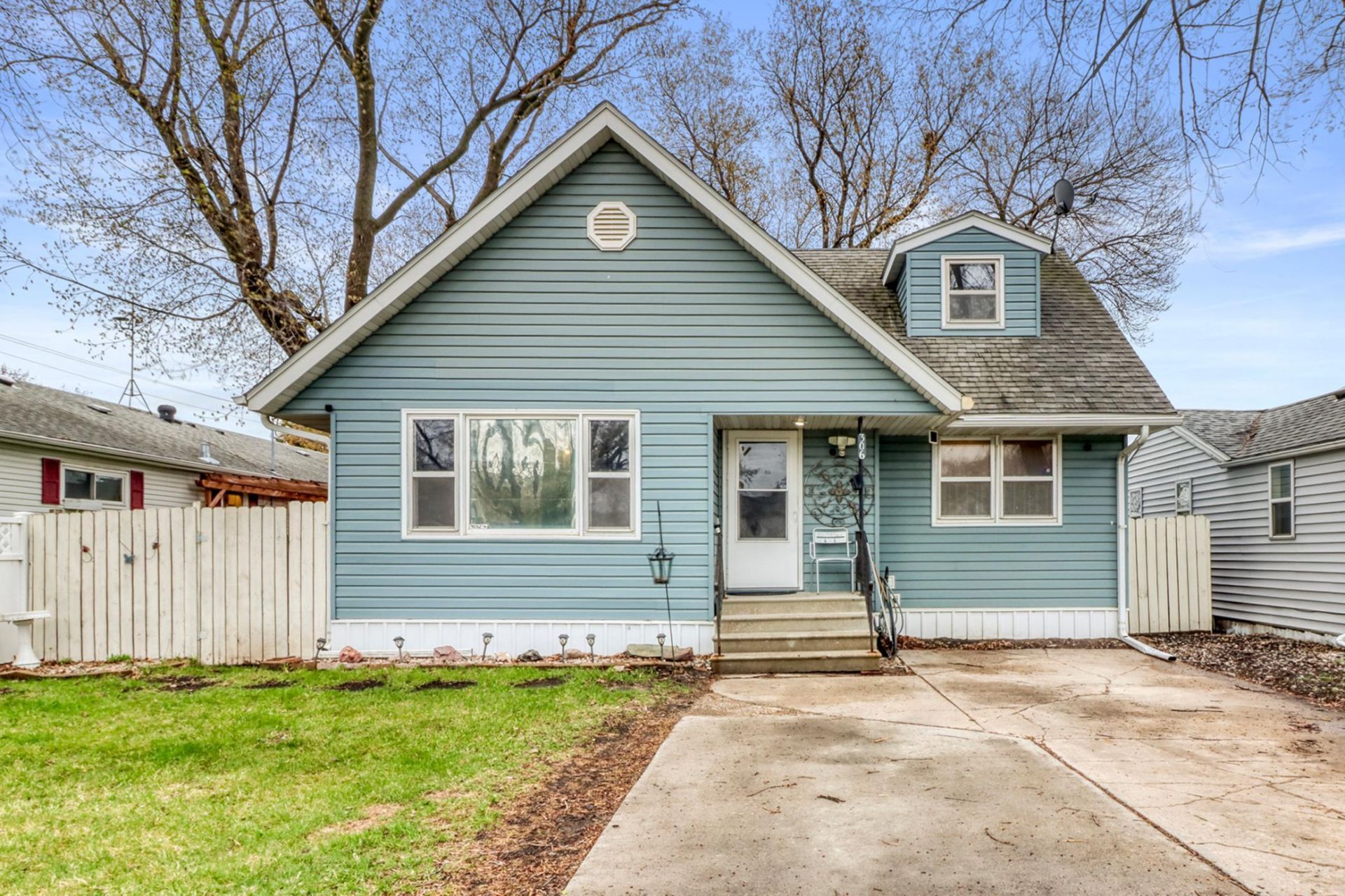 306 21 Street S primary photo