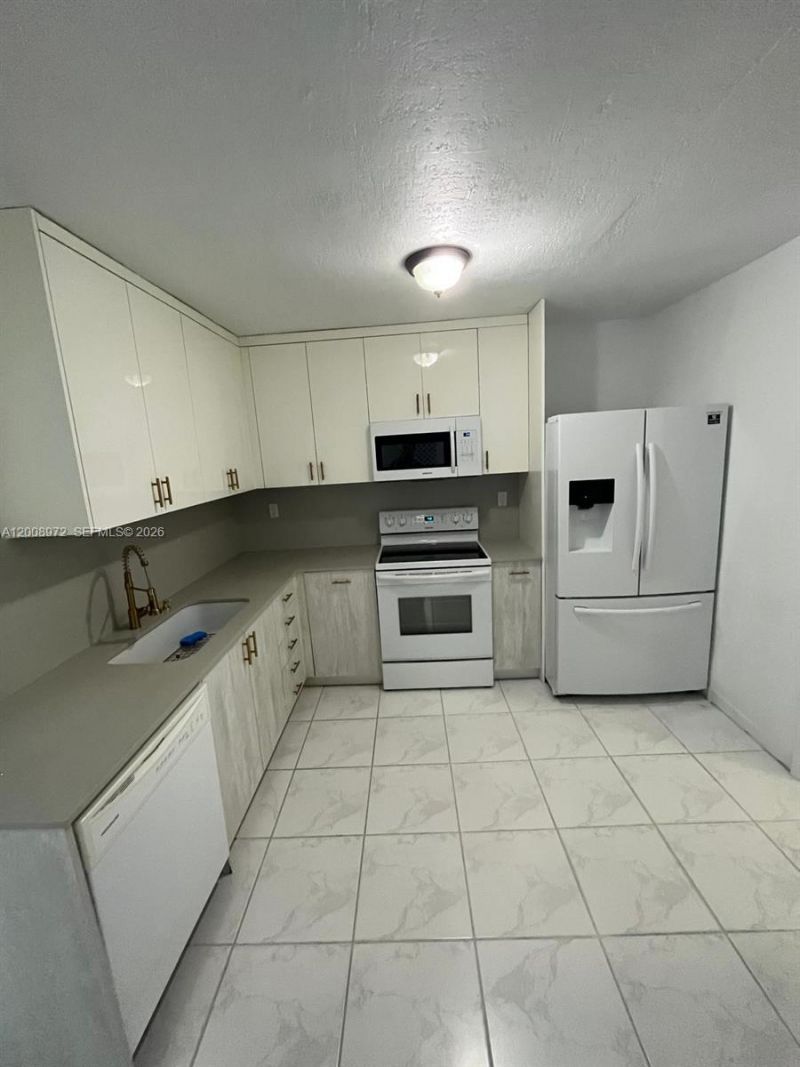 9704 NW 6th Ter, Unit 9704, Miami, FL 33172 Photo