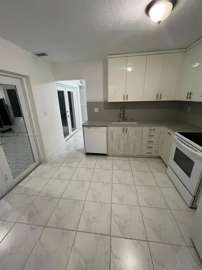 9704 NW 6th Ter, Unit 9704, Miami, FL 33172 Photo