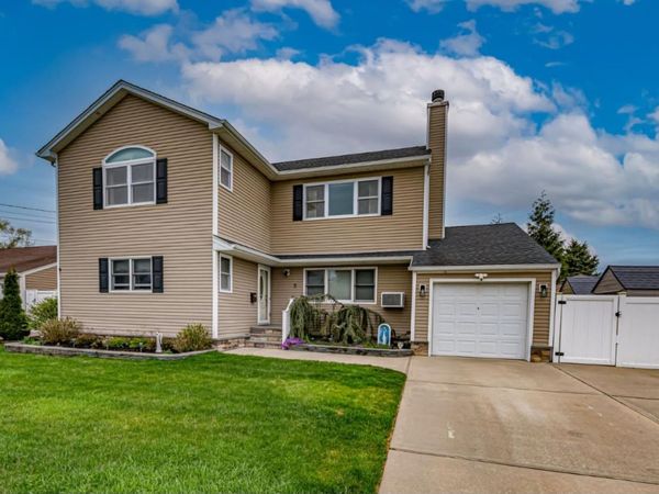 5 Taylor Drive, Farmingdale, NY 11735