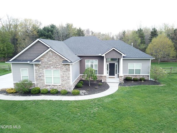 8320 Sycamore Woods Lane, Holland, OH 43528