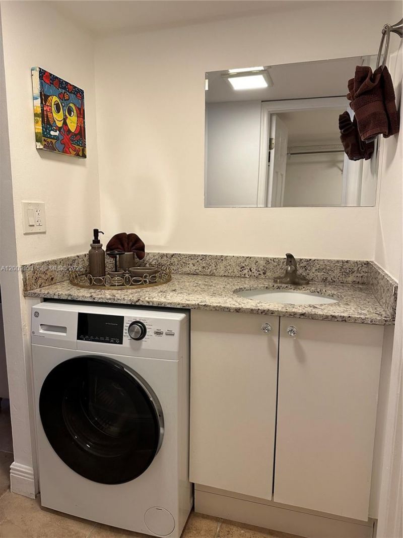 6039 Collins Ave, Unit 1510, Miami Beach, FL 33140 Photo