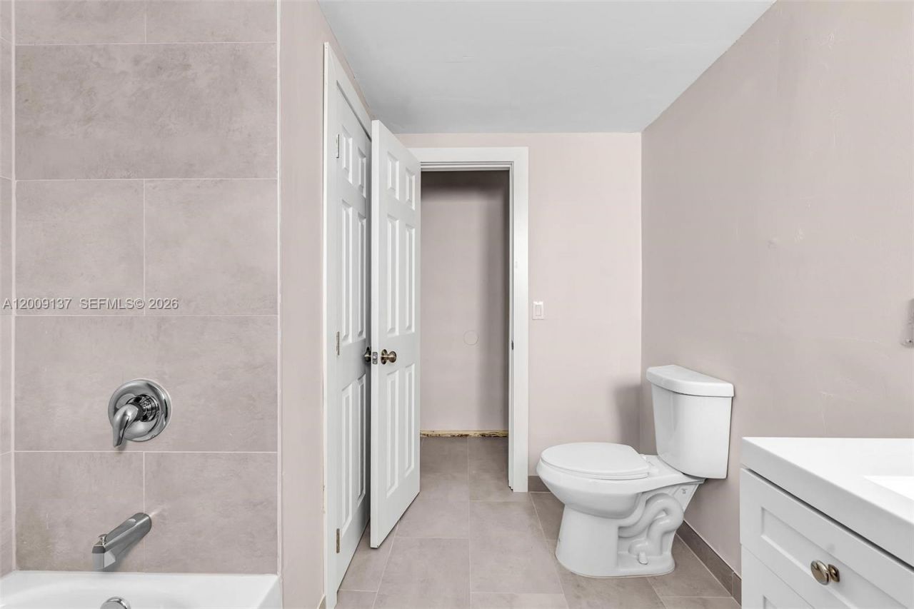 1165 Marseille Dr , Unit 21, Miami Beach, FL 33141 Photo
