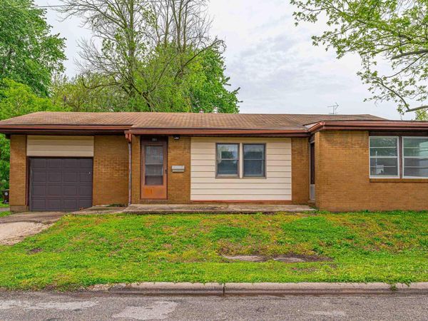 221 N SHERMAN Street, Lincoln, IL 62656