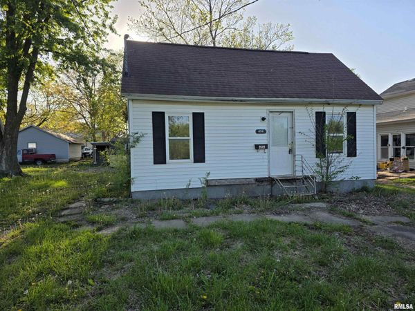 454 S 3RD Avenue, Canton, IL 61520