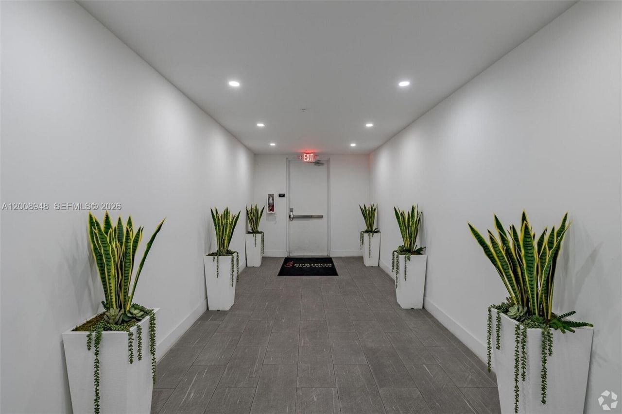 1 Curtiss Pkwy, Unit 219, Miami Springs, FL 33166 Photo