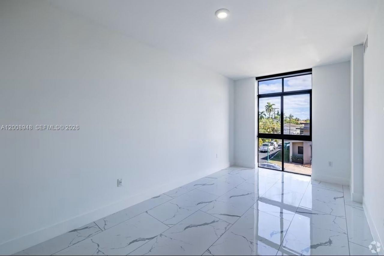 1 Curtiss Pkwy, Unit 219, Miami Springs, FL 33166 Photo